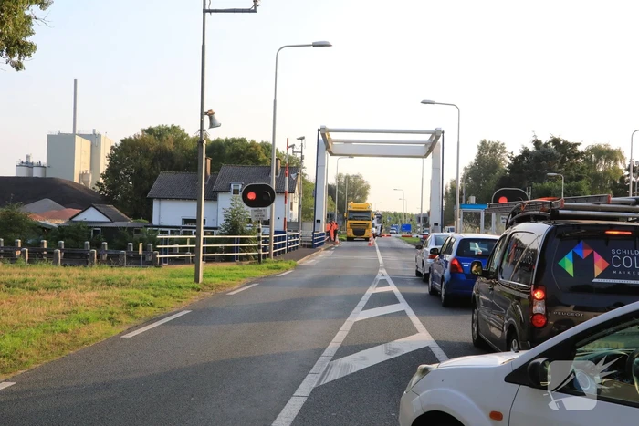 Verkeersopstopping Eembrug na kapotte slagboom