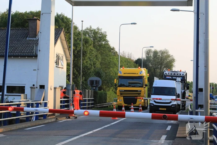 Verkeersopstopping Eembrug na kapotte slagboom