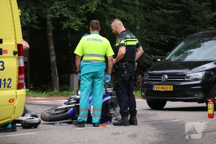 Motorrijder gewond na botsing met afslaande auto