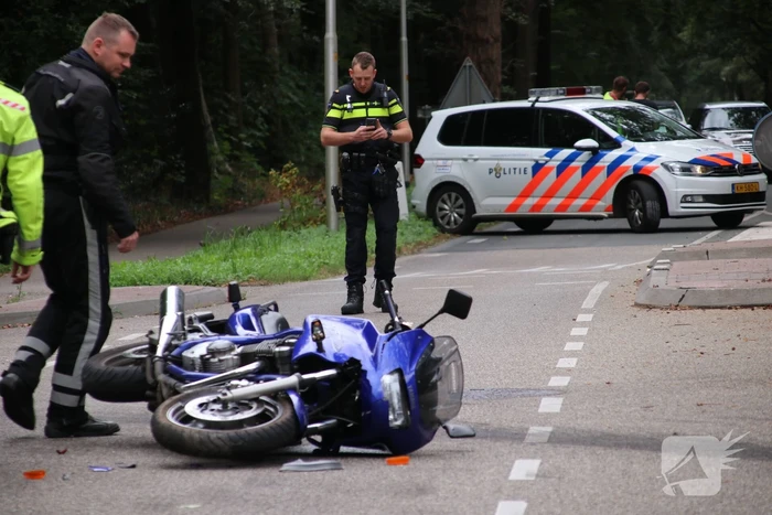 Motorrijder gewond na botsing met afslaande auto