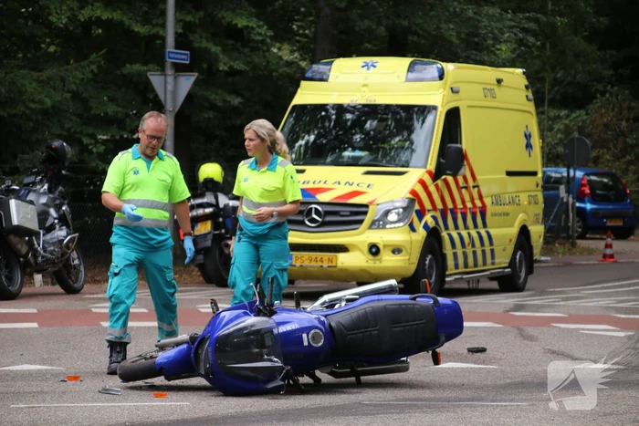 Motorrijder gewond na botsing met afslaande auto