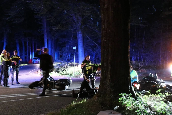 Twee motorrijders gewond bij kop-staartaanrijding
