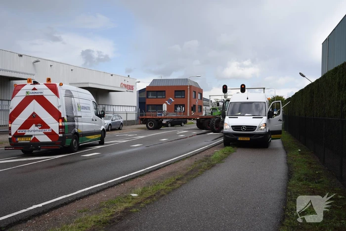 Trekker geschaard over de weg