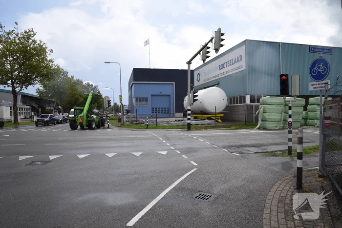 Trekker geschaard over de weg