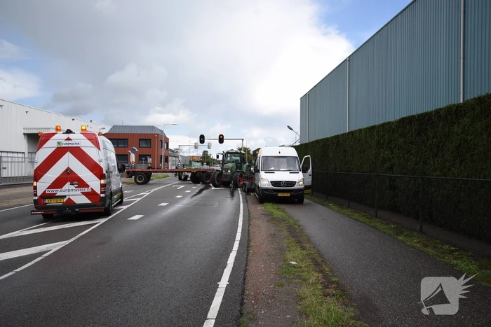 Trekker geschaard over de weg