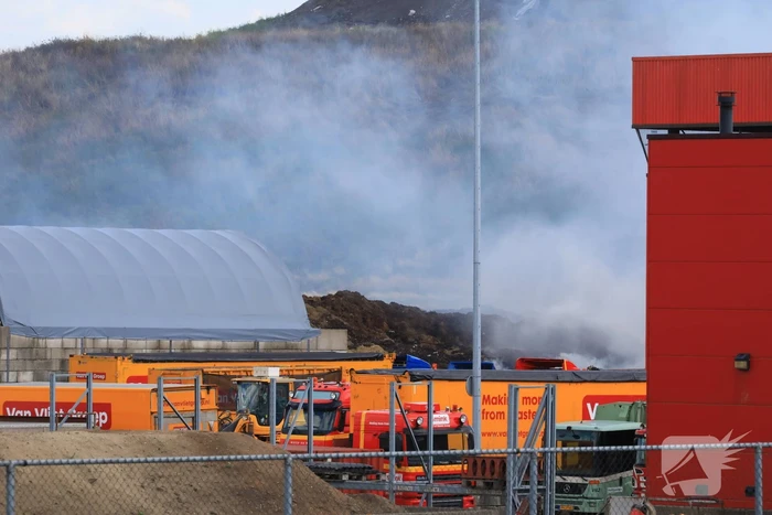 Veel rook bij brand op vuilstortplaats