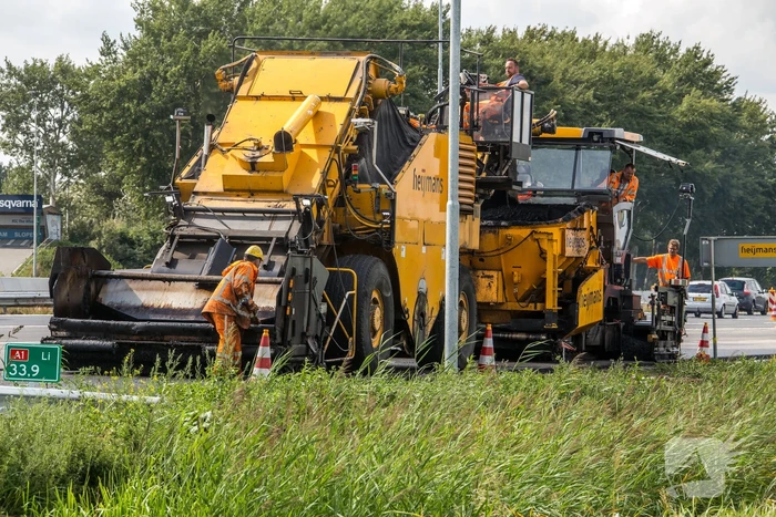 Tweelaags stiller asfalt op 4-baans snelweg gelegd