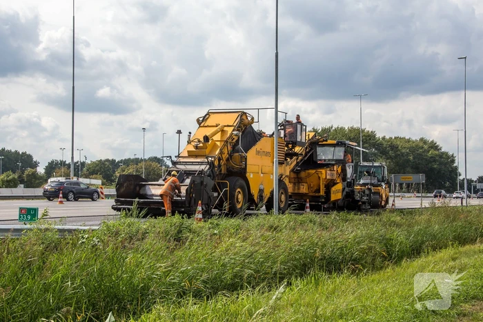 Tweelaags stiller asfalt op 4-baans snelweg gelegd