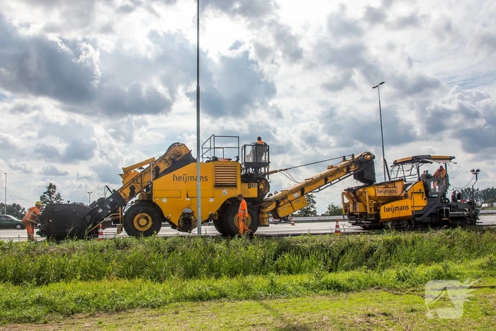 Tweelaags stiller asfalt op 4-baans snelweg gelegd