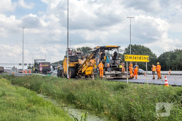 Tweelaags stiller asfalt op 4-baans snelweg gelegd