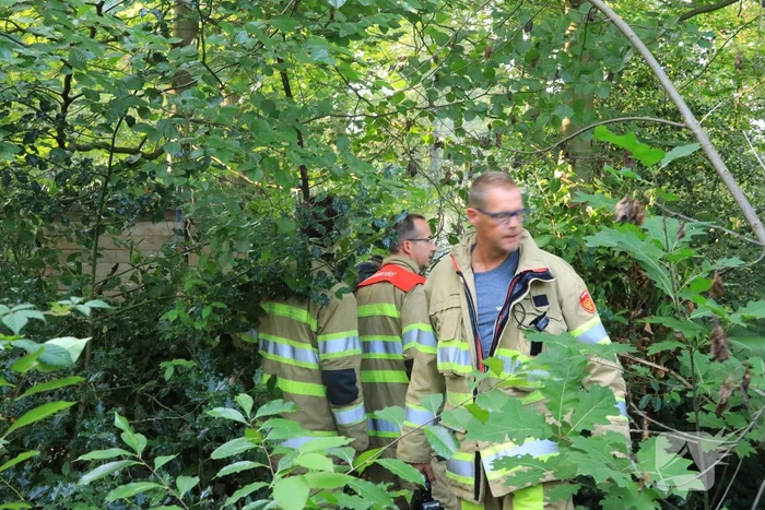 Zwerver steekt afval in brand