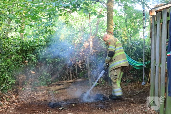 Zwerver steekt afval in brand