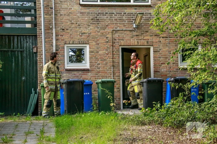 Zwerver steekt afval in brand