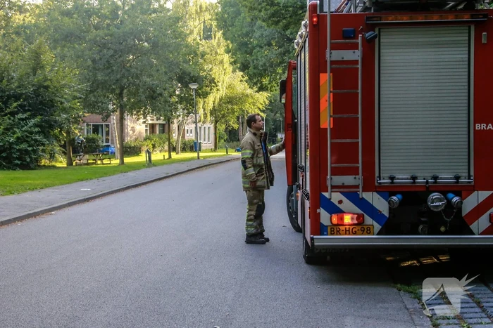 Zwerver steekt afval in brand