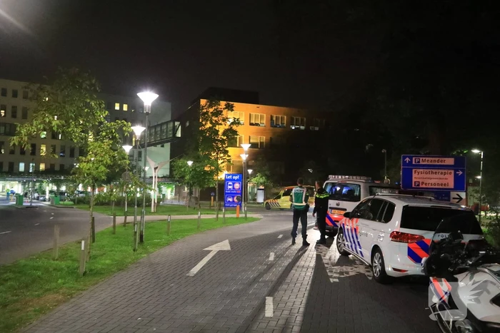 Verward persoon dreigt te springen in ziekenhuis