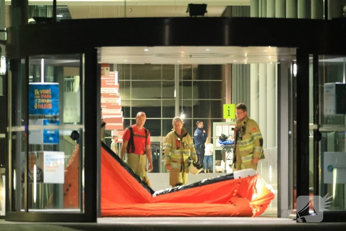Verward persoon dreigt te springen in ziekenhuis