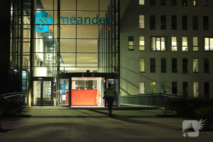 Verward persoon dreigt te springen in ziekenhuis
