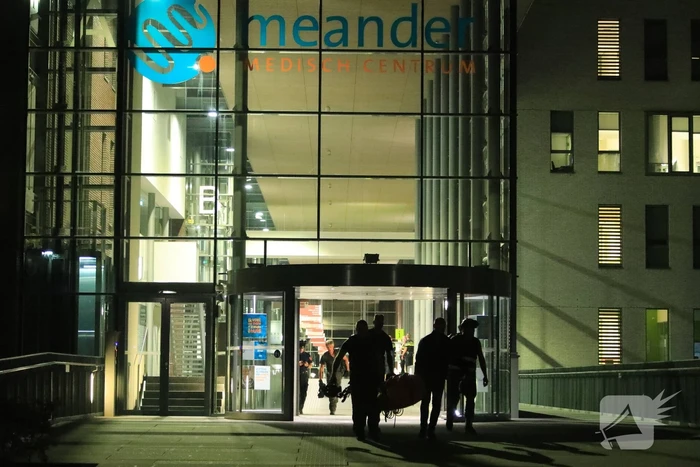 Verward persoon dreigt te springen in ziekenhuis