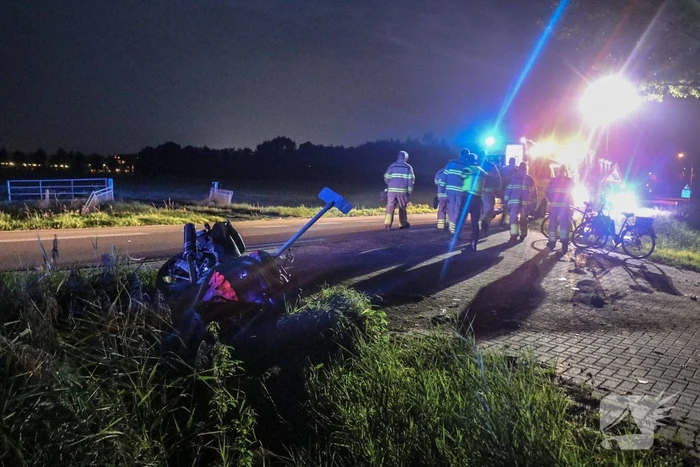 Motorrijder vliegt uit de bocht en raakt zwaargewond
