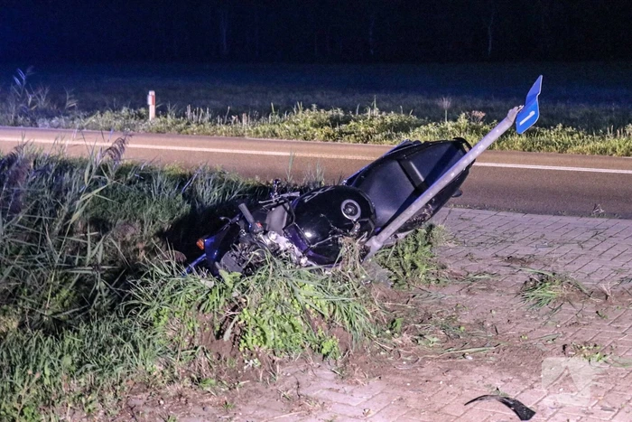 Motorrijder vliegt uit de bocht en raakt zwaargewond