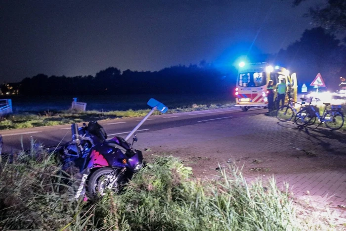 Motorrijder vliegt uit de bocht en raakt zwaargewond