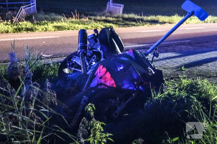 Motorrijder vliegt uit de bocht en raakt zwaargewond