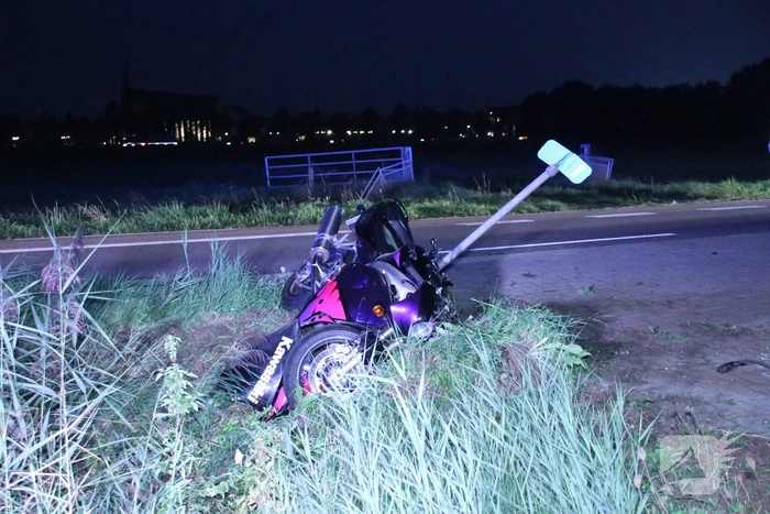 Motorrijder vliegt uit de bocht en raakt zwaargewond