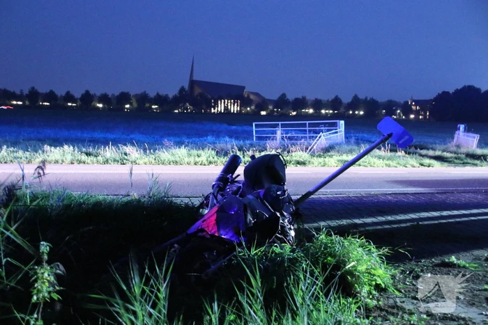 Motorrijder vliegt uit de bocht en raakt zwaargewond