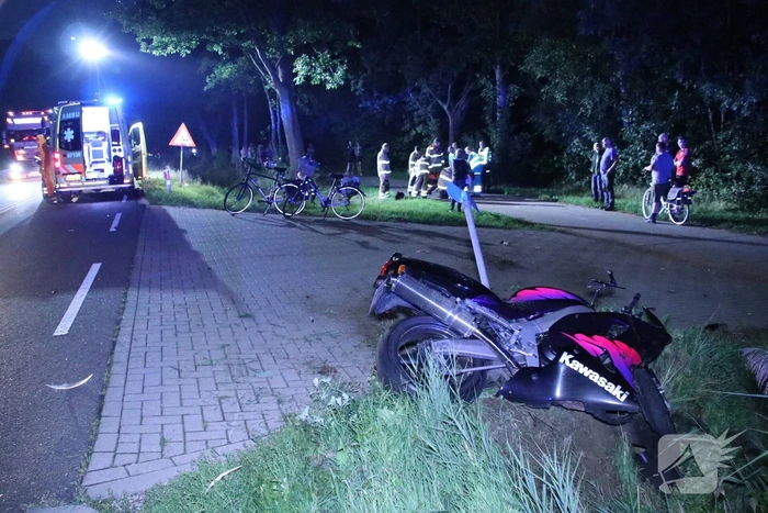 Motorrijder vliegt uit de bocht en raakt zwaargewond