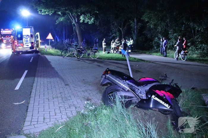 Motorrijder vliegt uit de bocht en raakt zwaargewond