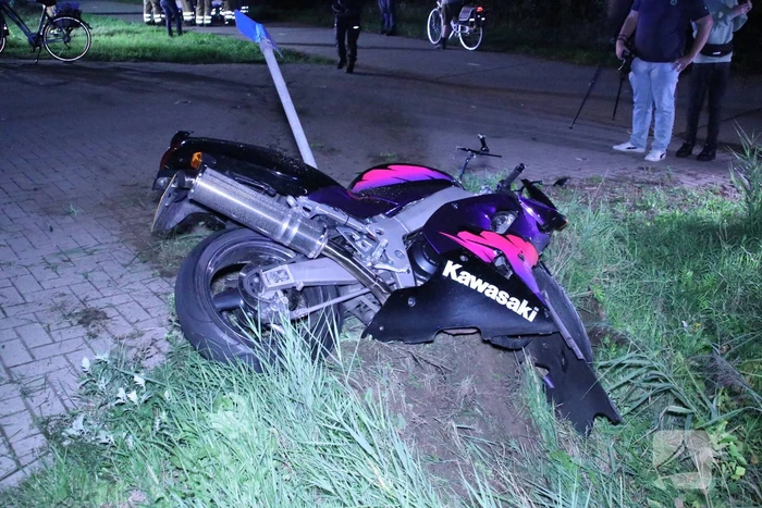 Motorrijder vliegt uit de bocht en raakt zwaargewond