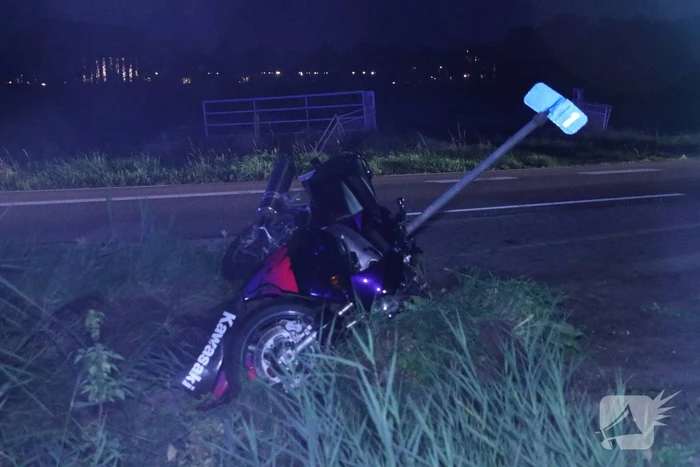 Motorrijder vliegt uit de bocht en raakt zwaargewond