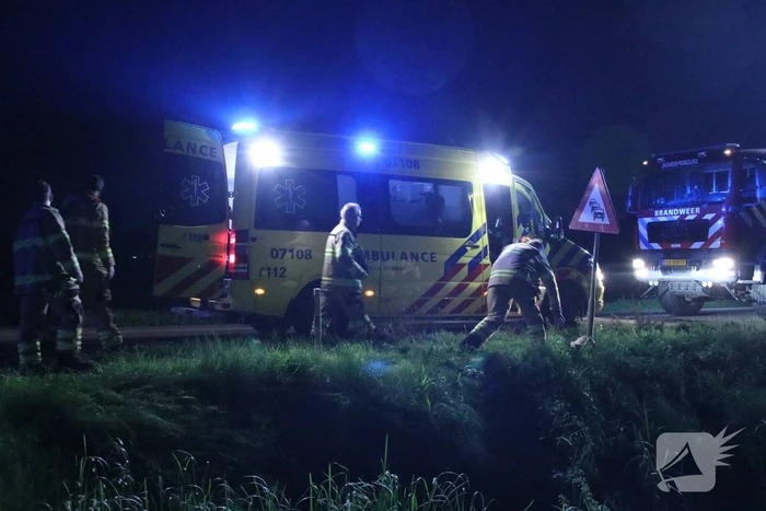 Motorrijder vliegt uit de bocht en raakt zwaargewond