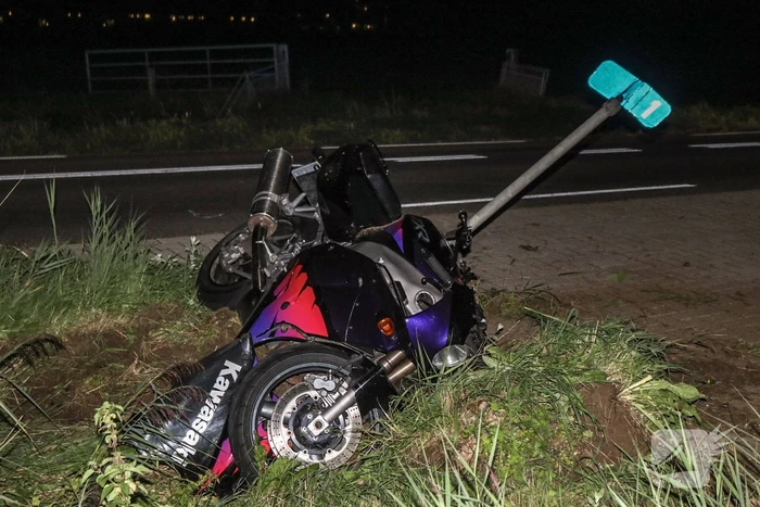 Motorrijder vliegt uit de bocht en raakt zwaargewond