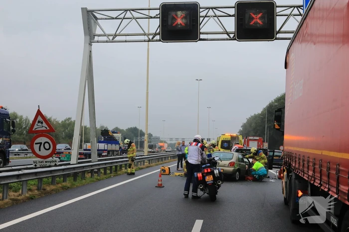 Snelweg dicht na ongeval met meerdere voertuigen