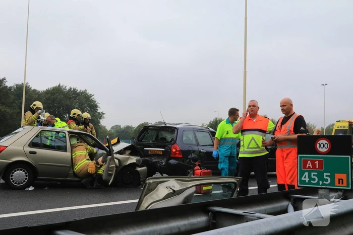 Snelweg dicht na ongeval met meerdere voertuigen