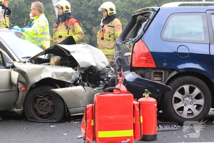 Snelweg dicht na ongeval met meerdere voertuigen