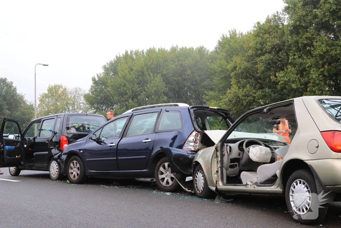 Snelweg dicht na ongeval met meerdere voertuigen