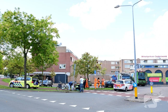 Fietsster gewond na aanrijding met vuilniswagen