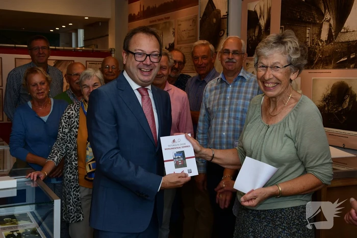Burgemeester ontvangt eerste exemplaar nieuwe fietsroutekaart