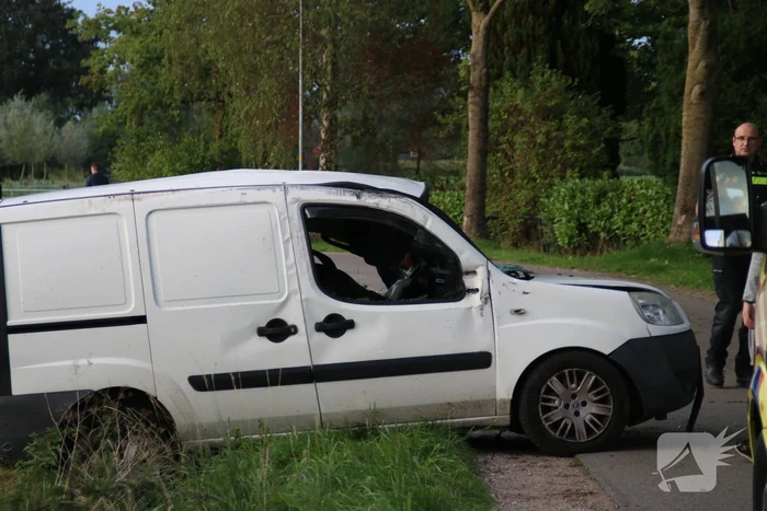 Bestuurder mist bocht en botst tegen boom
