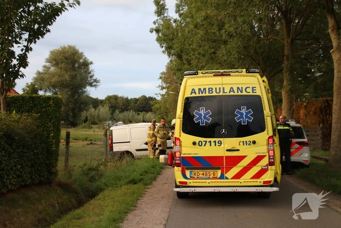 Bestuurder mist bocht en botst tegen boom