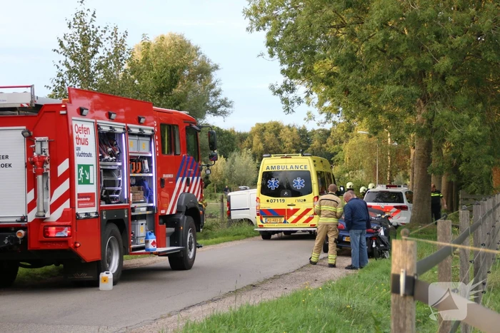 Bestuurder mist bocht en botst tegen boom