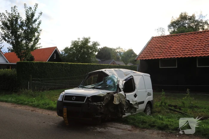 Bestuurder mist bocht en botst tegen boom