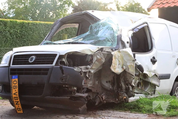Bestuurder mist bocht en botst tegen boom