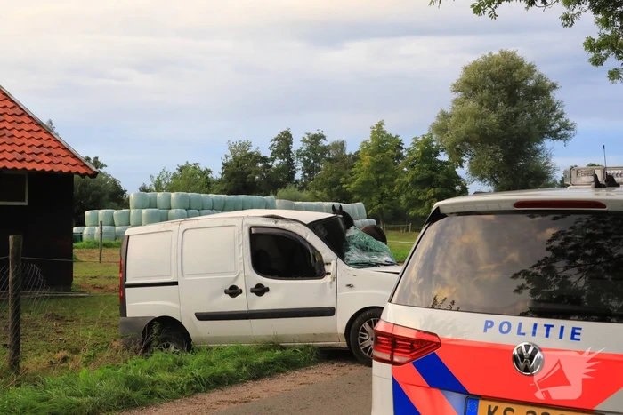 Bestuurder mist bocht en botst tegen boom
