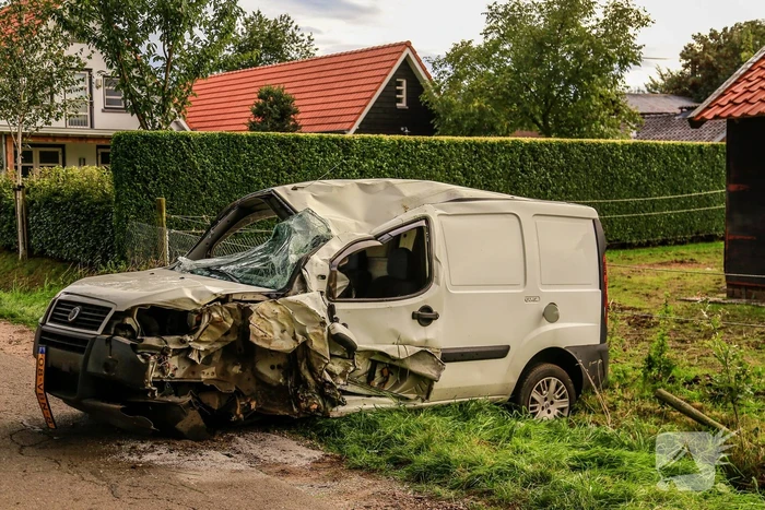 Bestuurder mist bocht en botst tegen boom