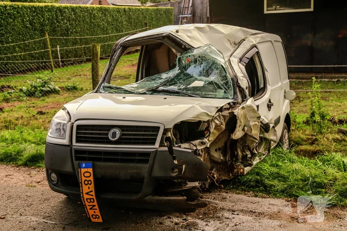 Bestuurder mist bocht en botst tegen boom