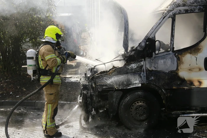 Bestelbus vol met pakketten in vlammen