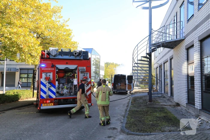 Bestelbus vol met pakketten in vlammen
